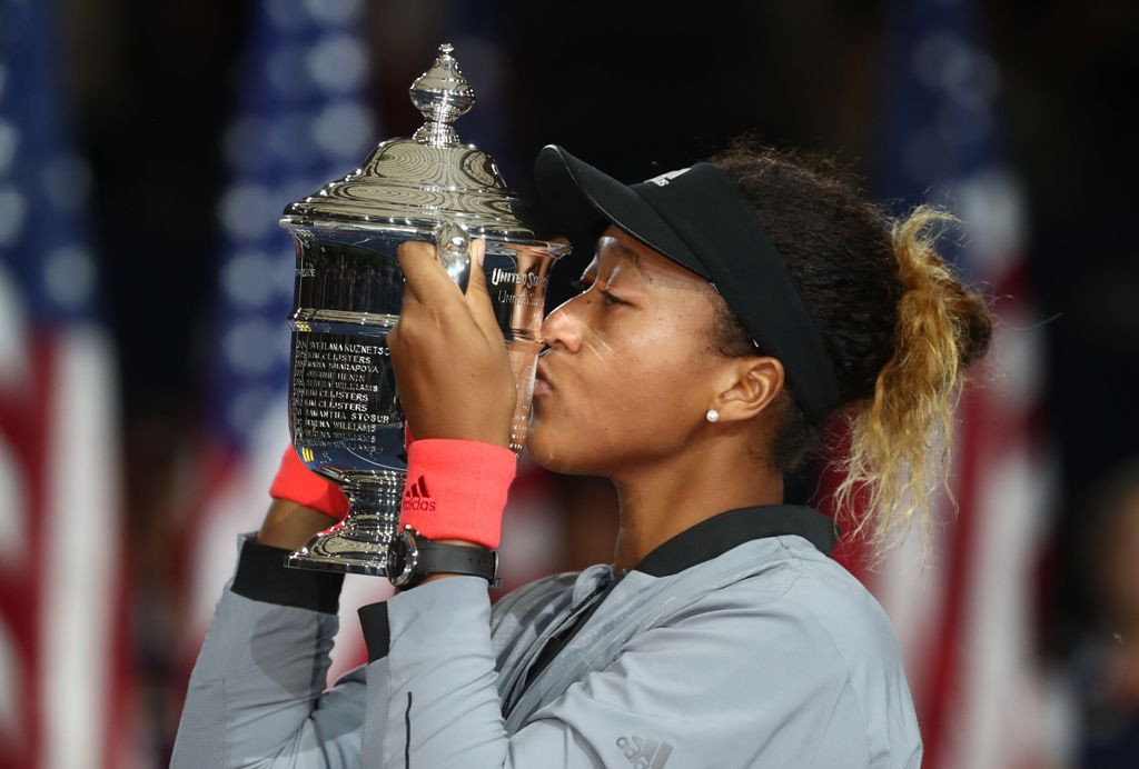 Naomi Osaka mencium trofi US Open 2018. (Julian Finney/Getty Images/AFP)