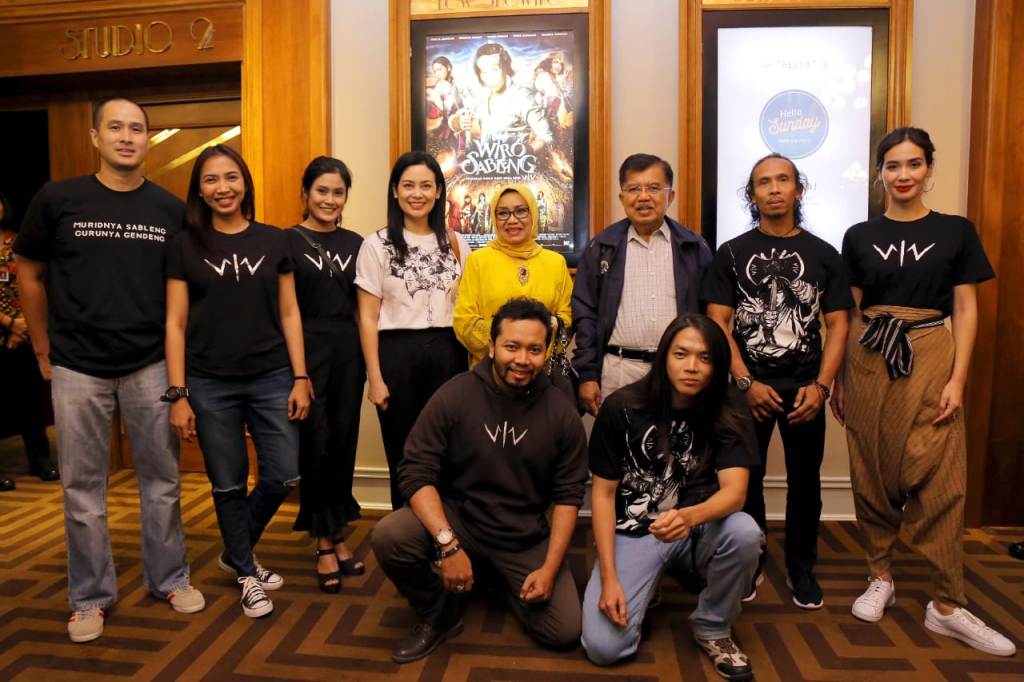 Wakil Presiden Jusuf Kalla dan Mufidah Jusuf Kalla bersama sejumlah pemain film Wiro Sableng 212 usai nonton bareng di Bioskop Metropole, Jakarta Pusat. Foto: Tim Media Wapres.