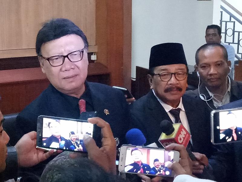 Menteri Dalam Negeri (Mendagri) Tjahjo Kumolo (kiri) usai pelantikan 40 pengganti anggota DPRD Malang Medcom.id/Daviq Umar Al Faruq
