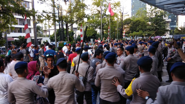 Baku Hantam Warnai Demo Pengemudi <i>Online</i>