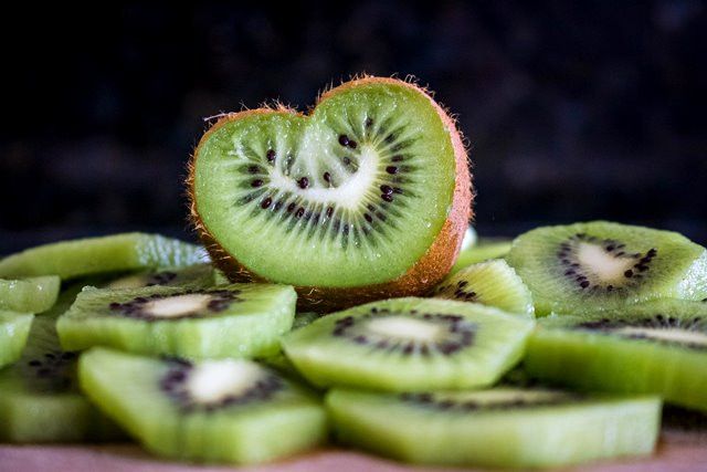 Kulit kiwi juga mengandung antioksidan dan vitamin E, yang dapat meningkatkan sistem imun dari inflamasi sehingga dapat memperbaiki dan membuat kulit Anda tetap sehat. (Foto: Lesly Juarez/Unsplash.com)