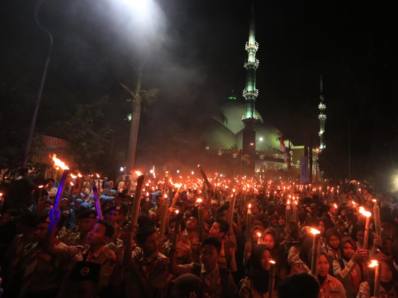Ribuan warga mengikuti pawai obor di Festival Al Azhom ke-VII dalam rangka perayaan Tahun Baru Islam 1440 Hijriah. Medcom.id/Hendrik Simorangkir