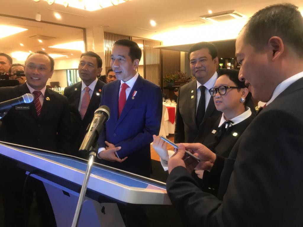 Presiden Jokowi Berikan Akta Lahir Elektronik bagi WNI di luar negeri. (Foto: Dok. Kemenlu).