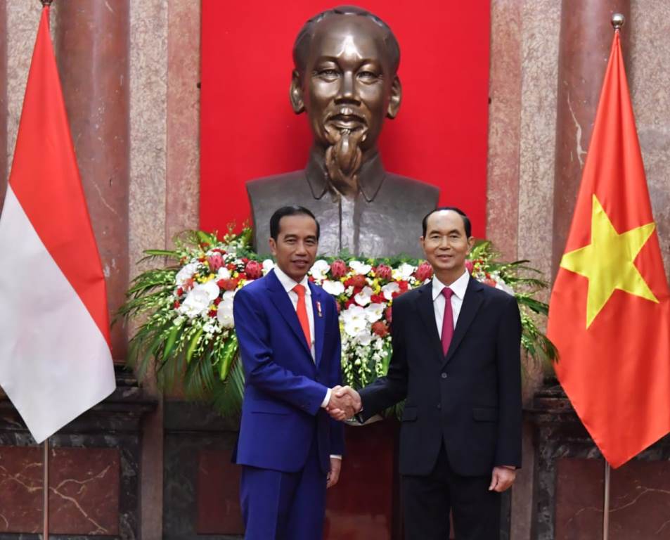 Presiden Joko Widodo dengan Presiden Vietnam Tran Dai Quang di Istana Kepresidenan Vietnam, Hanoi. (Foto: Biro Pers Setpres).