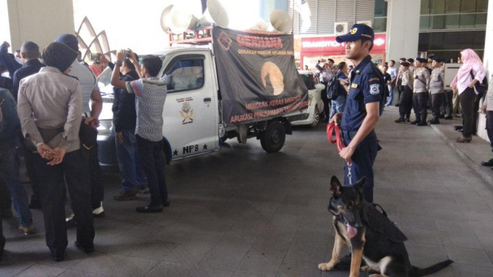 Polwan Negosiator Kawal Demo di Kantor Go-Jek