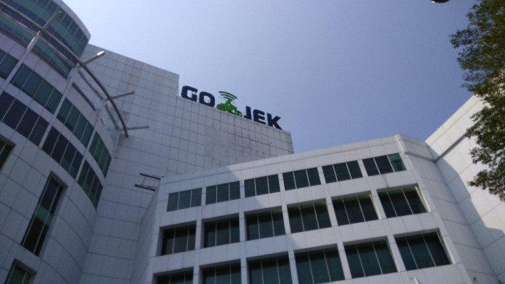 Online Taxi Drivers Hold Rally In Front of Go-Jek Headquarters