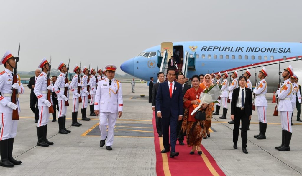 Presiden Joko Widodo tiba di Vietnam. (Foto: BPMI).