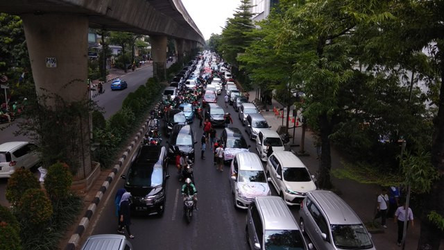 Jalan Iskandarsyah Macet Imbas Demo di Kantor Go-Jek