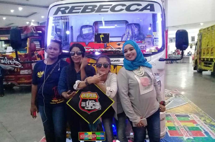 Tiga Srikandi Tangguh jadi Sopir Truk