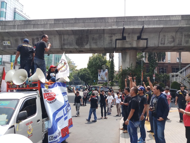 Pengemudi <i>Online</i> Tuntut Tarif Wilayah