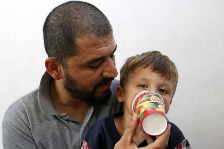 Khawatir Serangan Senjata Kimia, Warga Idlib Buat Masker Sederhana