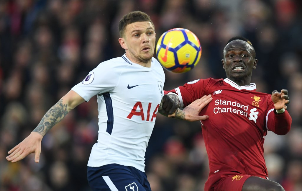 Momen saat bek Tottenham Hotspur Kieran Trippier berduel dengan penyerang Liverpool Sadio Mane (kanan) pada musim lalu (Foto: AFP/Paul Ellis)