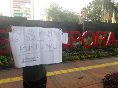 Suporter Timnas Gelar Aksi #KoinUntukMilla di Depan Kemenpora
