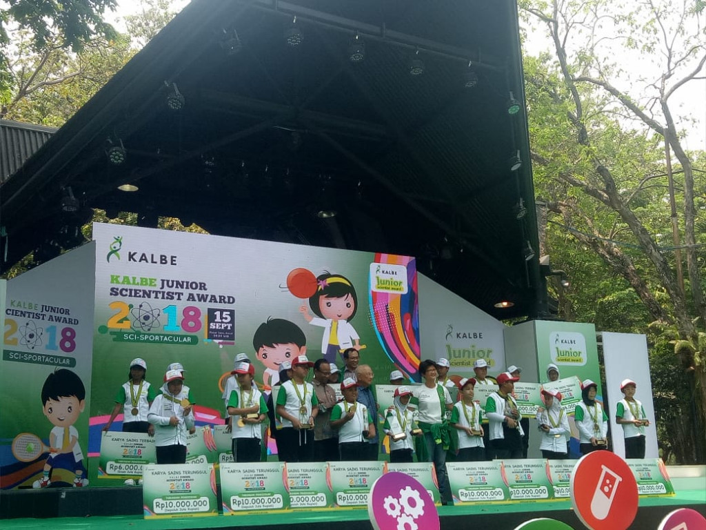 10 pemenang Kalbe Junior Scientist Award (KJSA) 2018 menerima hadiah, Medcom.id/Intan Yunelia