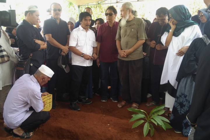 Adhyaksa Dault hingga Eros Djarot Antar Debby Nasution ke Peristirahatan Terakhir