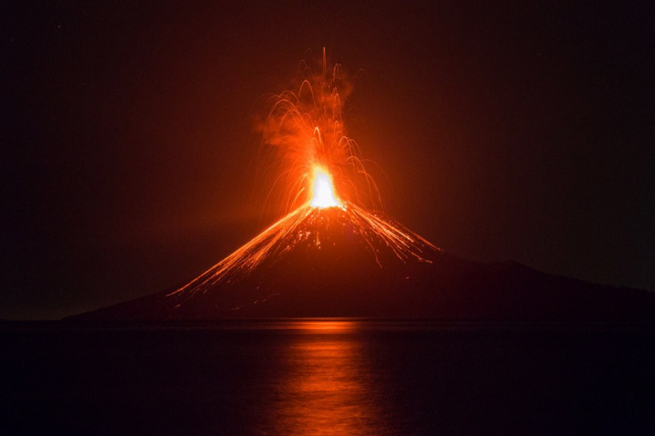 Gunung Anak Krakatau Masih Keluarkan Lava Pijar