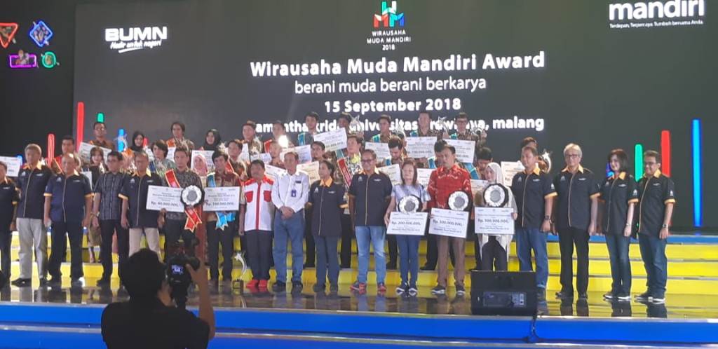 Telkom University saat menerima penghargaan sebagai Perguruan Tinggi Terbaik I dalam ajang Wirausaha Muda Mandiri (WMM) 2018, dokumentasi Telkom University.