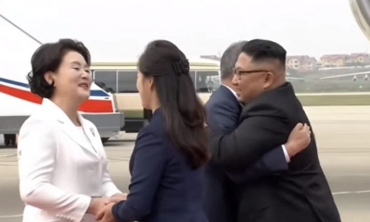 Peluk Hangat Kim Jong-un Sambut Presiden Korea Selatan