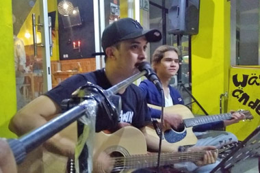 Jadi Pelayan Kafe, Penyanyi 