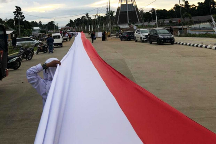 Ansor Bentangkan Merah Putih 1,5 Km di Perbatasan RI-PNG