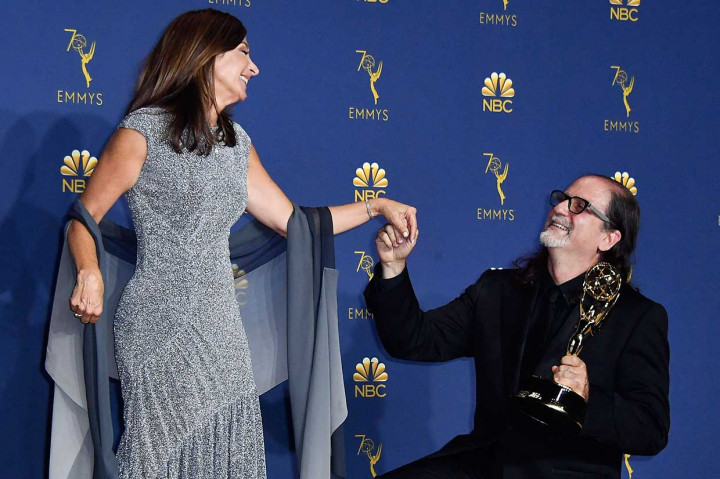 Sutradara Ini Lamar Kekasih Saat Raih Emmy Awards 2018