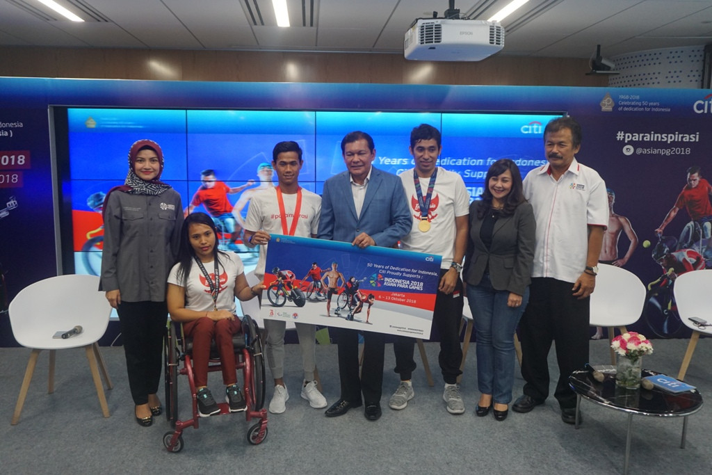 Wakil Direktur Media & PR INAPGOC, Tina Talisa (paling kiri) saat mendampingi atlet difabel Indonesia dalam acara ParaInspirasi dengan Karyawan Citibank di Jakarta (Foto: medcom.id/Kautsar Halim)