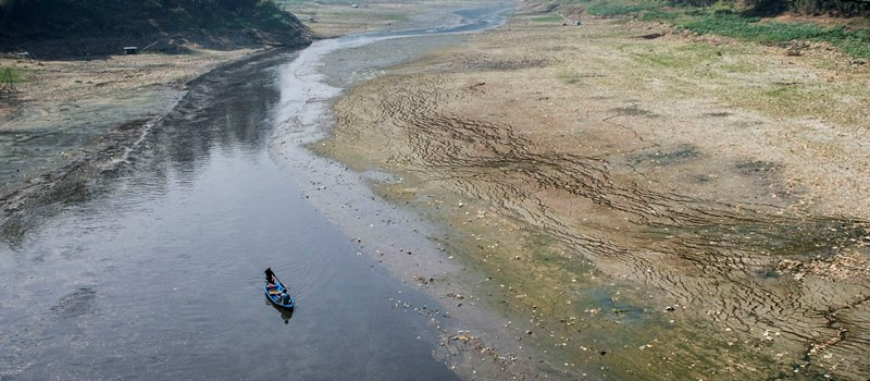 Warga menggunakan perahu melintasi sungai Citarum yang surut di kawasan Batujajar, Kabupaten Bandung Barat, Jawa Barat, Selasa (28/8). ANTARA FOTO//Novrian Arbi.