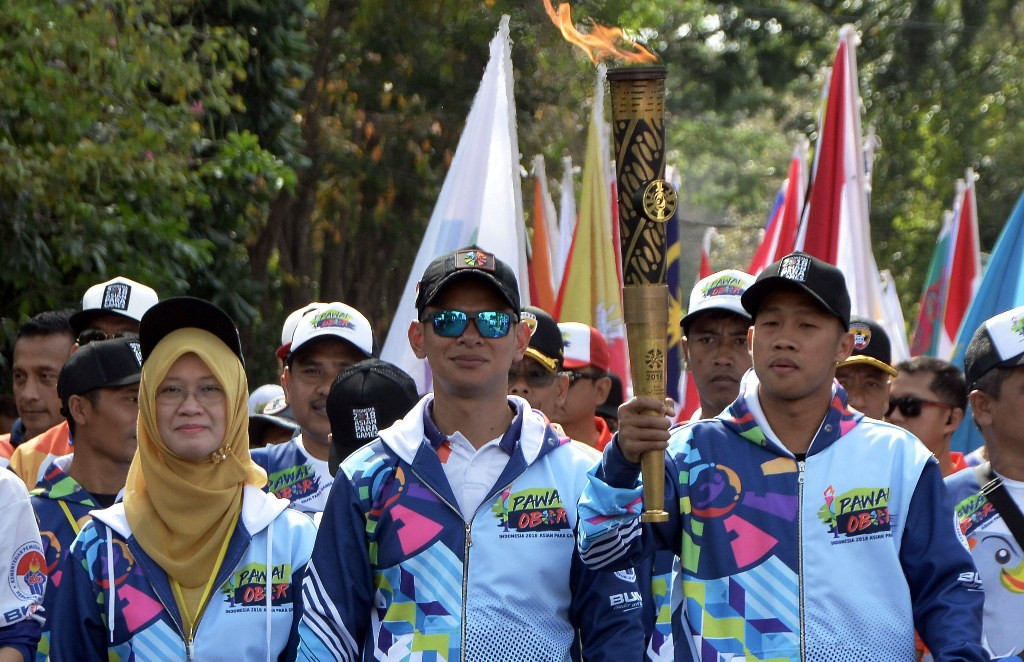 Ketua INAPGOC Raja Sapta Oktohari bersama petinju nasional Daud Yordan saat pawai obor di Denpasar, Bali (ANTARA FOTO/Fikri Yusuf)