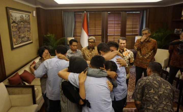 Tangis Haru 3 WNI Korban Penyanderaan saat Bertemu Keluarga