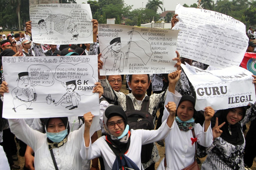 Sejumlah massa aksi yang tergabung dalam Perkumpulan Guru Honorer (PGH) berunjuk rasa di Kantor Bupati Kabupaten Bogor, Cibinong, Bogor, Jawa Barat, Rabu, 19 September 2018, ANT/Yulius Satria Wijaya. 