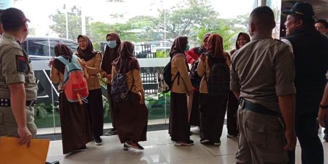 Satpol PP Depok Tangkap 11 Pelajar yang Diduga Bolos