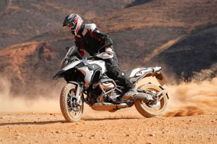 Sepatu <i>Riding</i> Anda Bau? Siasati Pakai Penangkal Bau