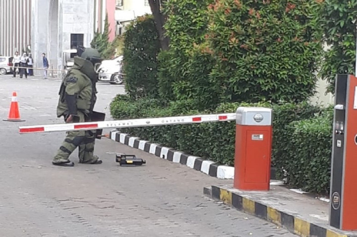 Tim Gegana Cek Tas Hitam di Sekitar UIN Syarif Hidayatullah