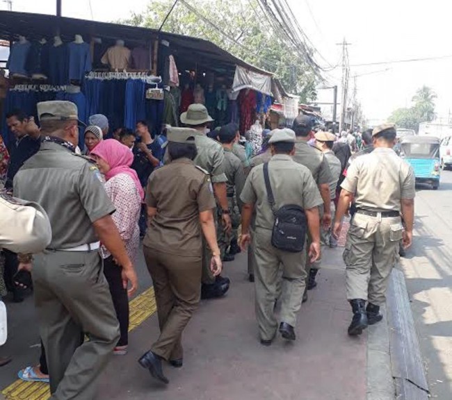 300 Satpol PP Berjaga di Stasiun Tanah Abang