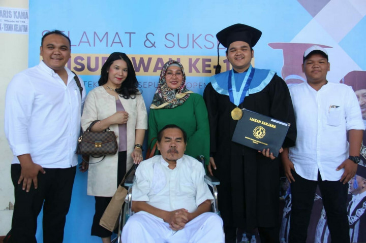 Alami Stroke, Mat Solar Tetap Setia Dampingi Anak Wisuda