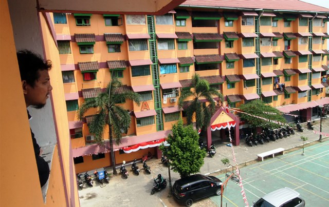 Warga rumah susun Cipinang Muara, Jakarta Timur. Pemprov DKI Jakarta mencabut serta mengevaluasi Pergub 55/2018 tentang kenaikan tarif sewa unit rumah susun sebesar 20 persen. Antara Foto/Yulius Satria Wijaya