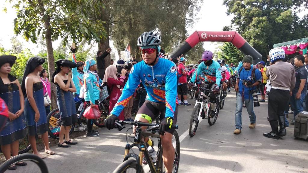 Suasana start Tour de Sinabung (Foto: Suryadi Ilyas/Medcom.id)