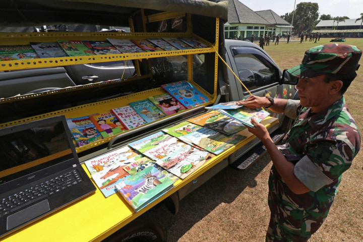 Jalan Sunyi Prajurit TNI Membangun Negeri