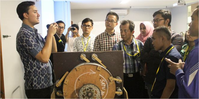 UNPAR Pertajam Pola Mengajar Guru Fisika