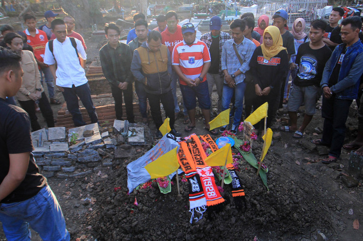Suporter Persija Ziarah ke Makam Haringga