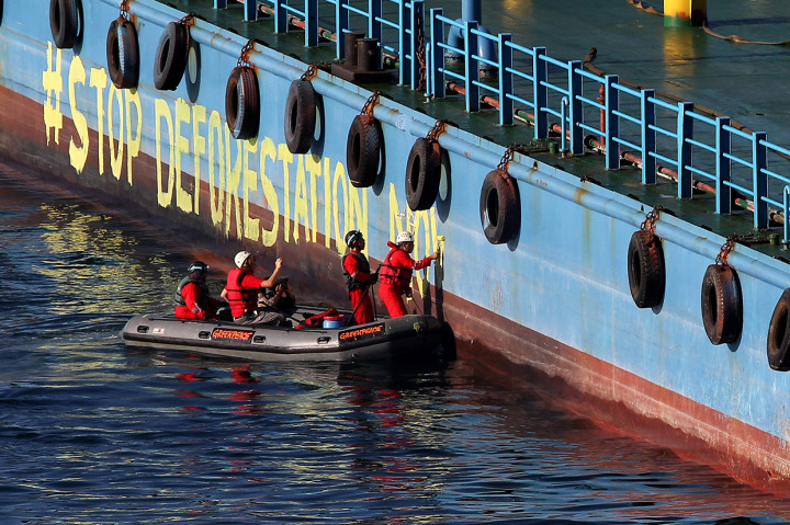 Greenpeace dan Band Boomerang Duduki Kapal Penyuplai Sawit