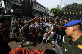 Penanganan Hooliganisme Suporter Bola Perlu Unit Khusus