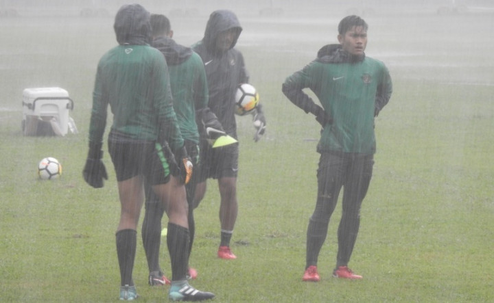 Demi Juara Grup, Timnas U-16 Latihan Di Bawah Hujan Deras