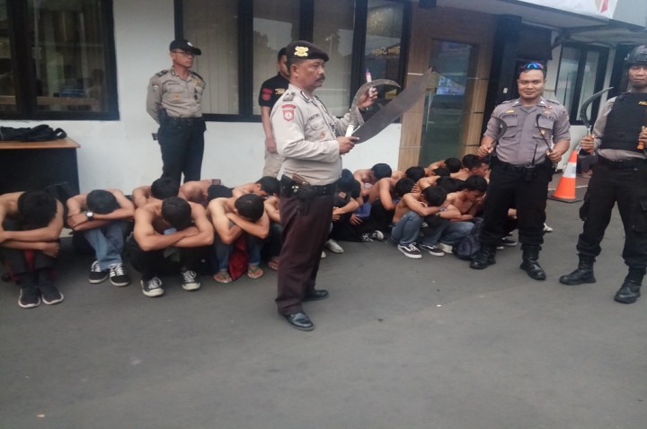 Puluhan Pelajar Nongkrong Ditahan Polisi karena Bawa Senjata Tajam