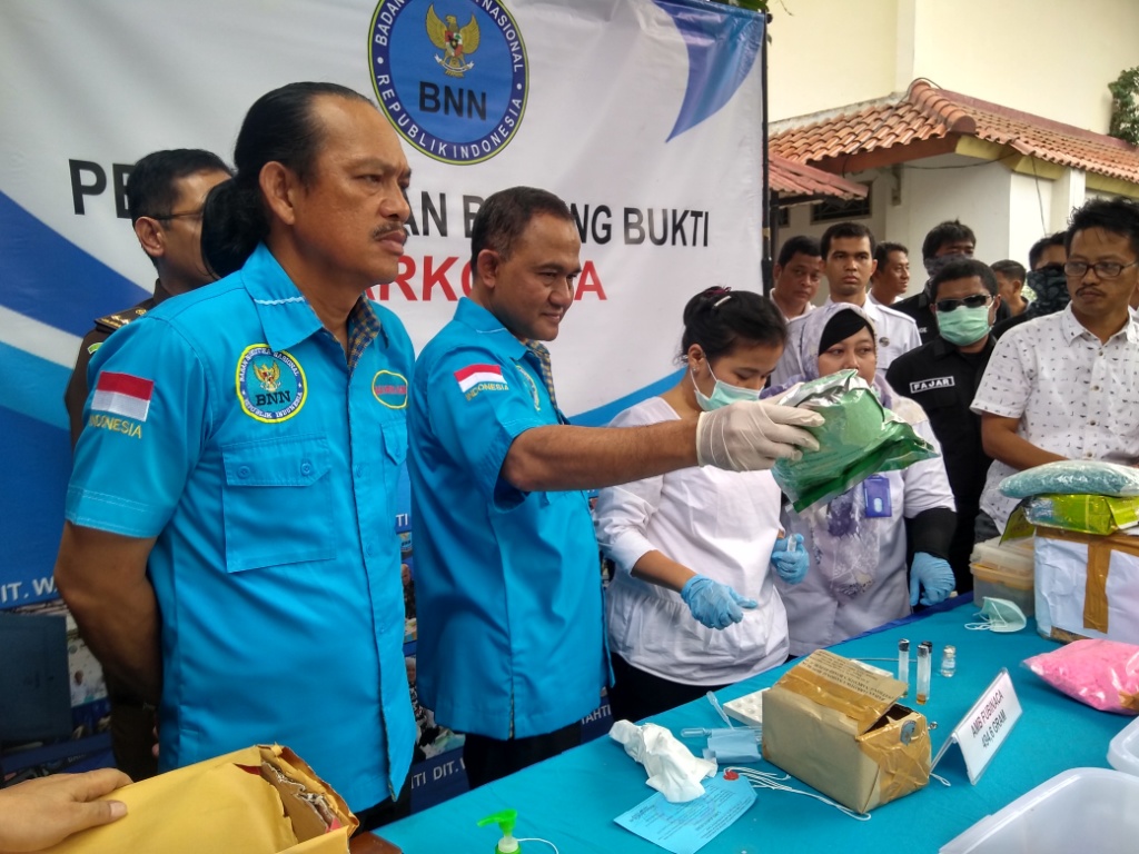 Kepala BNN Irjen Heru Winarko menunjukkan barang bukti narkoba saat pemusnahan barang bukti di Kantor BNN, Jakarta. Foto: Medcom.id/Kautsar Widya Prabowo.