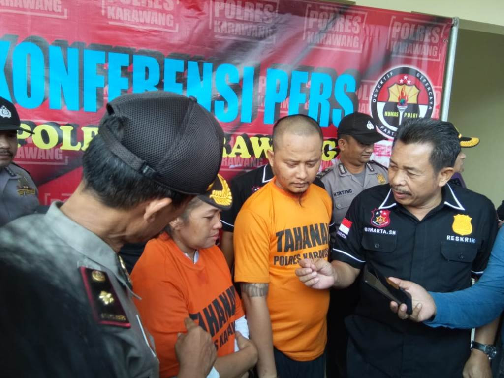 Pasutri Asal Kabupaten Kuningan WA dan DY Harus Mendekam Dipenjara Karena Mengutil di 26 Mini Market di Jalur Pantura Cirebon Hingga Karawang. Mereka beralasan barang hasil curian itu akan digunakan untuk membuka warung kelontong.MI/Cikwan