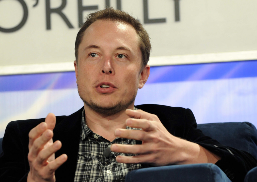 Elon Musk adalah CEO Tesla.