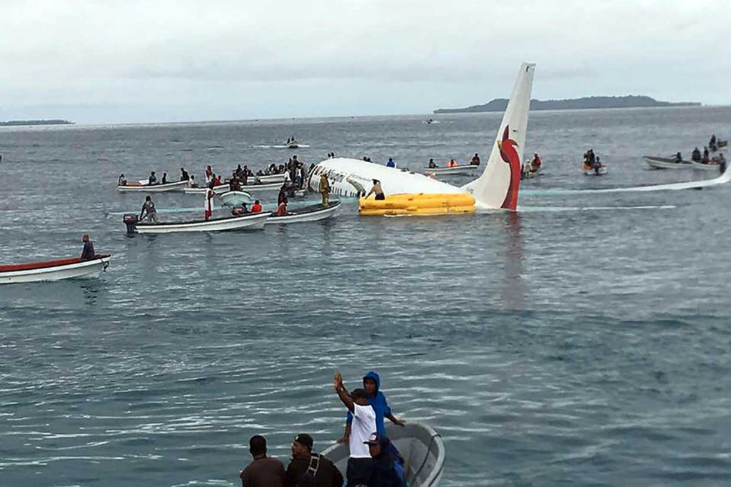 Tergelincir, Pesawat Air Niugini Tercebur ke Laguna