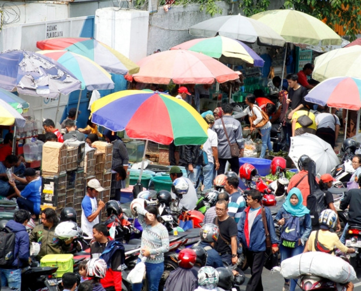 Satpol PP DKI Dianggap tak Konsisten Tertibkan Trotoar