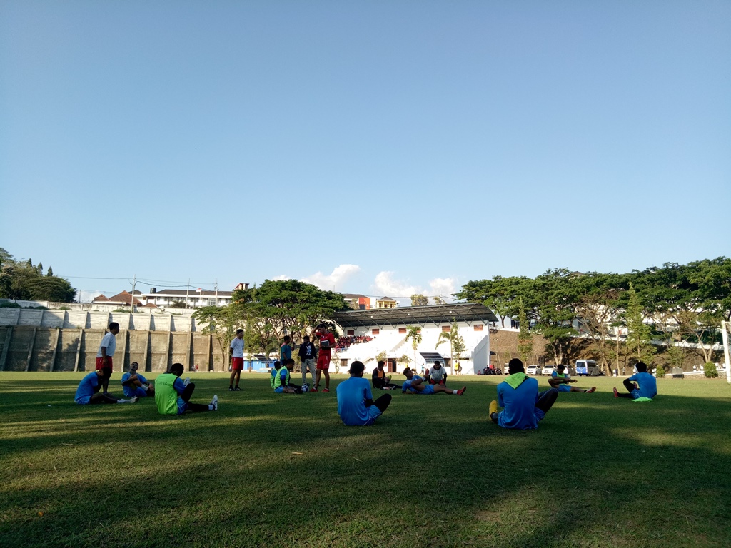 Pemain Arema tetap berlatih meskipun kompetisi dihentikan sementara. (Foto: Daviq Umar/Medcom.id)